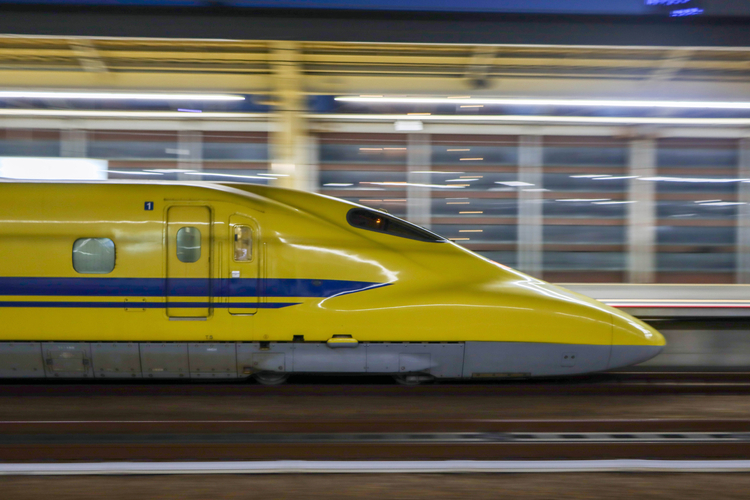 『幸せの黄色い新幹線、駆ける！』