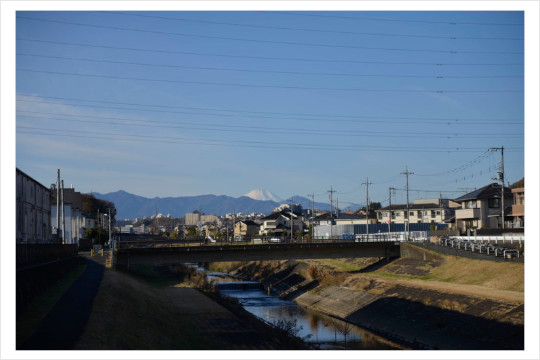 『悠然たる山々、穏やかなる川の流れ』