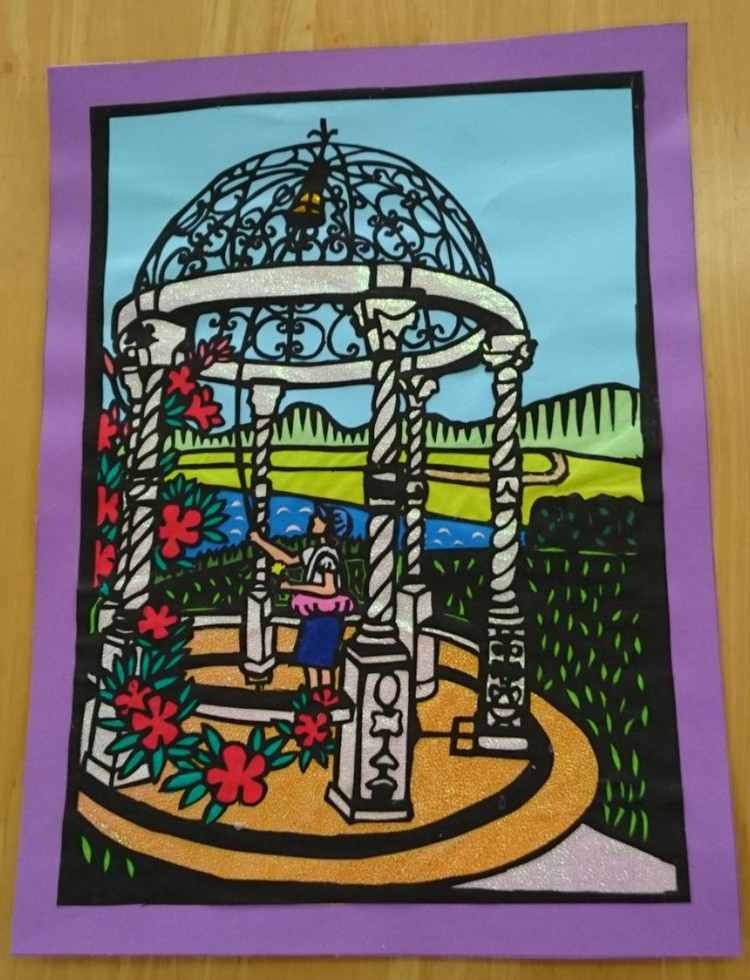 『東京ドイツ村の幸せの鐘をならす女性』